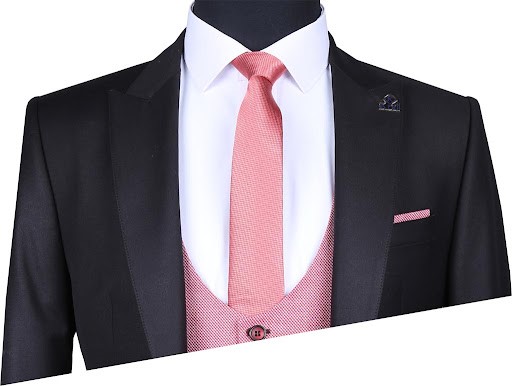 تناژ رنگی جلیقه و کراوات هماهنگی داشته باشند
