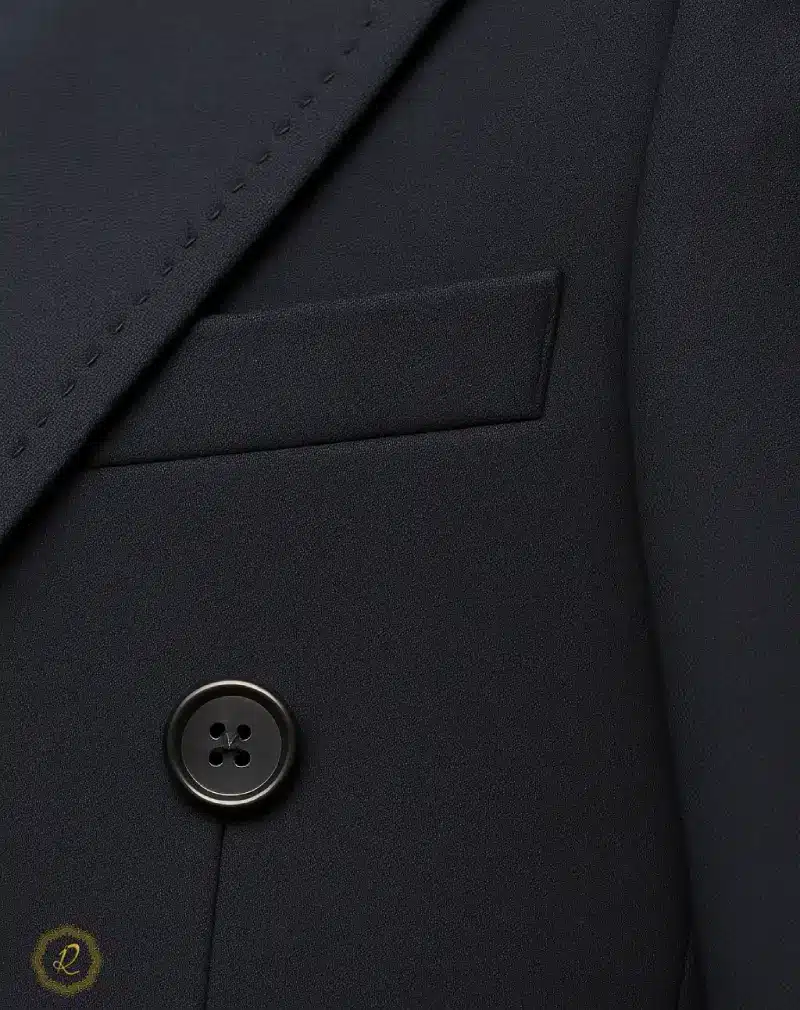 راهنمای انتخاب کت شلوار مناسب جلسات کاری مهم 4 دوخت کت شلوار مردانه با جزئیات حرفهای و دو دکمه کلاسیک